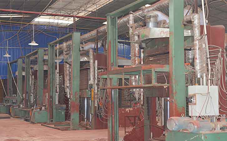 廣西建筑用模板廠家荷嘉木業(yè)生產(chǎn)環(huán)境之涂膠機(jī)設(shè)備生產(chǎn)中